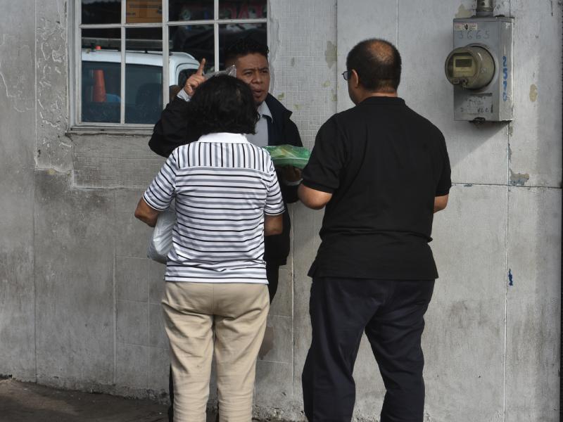 Traslado de Ruth Eleonora López hacia El Penalito. Defensora de derechos humanos y abogada de Cristosal capturada por el Estado salvadoreño. Su madre y esposo llegaron para acompañar su proceso y obtener información.