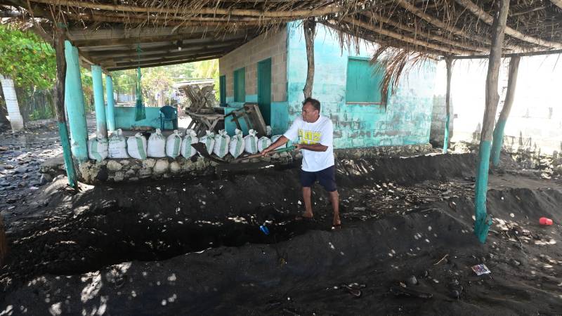 Marea Alta en El Majahual el Puerto de la Libertad, La Libertad.