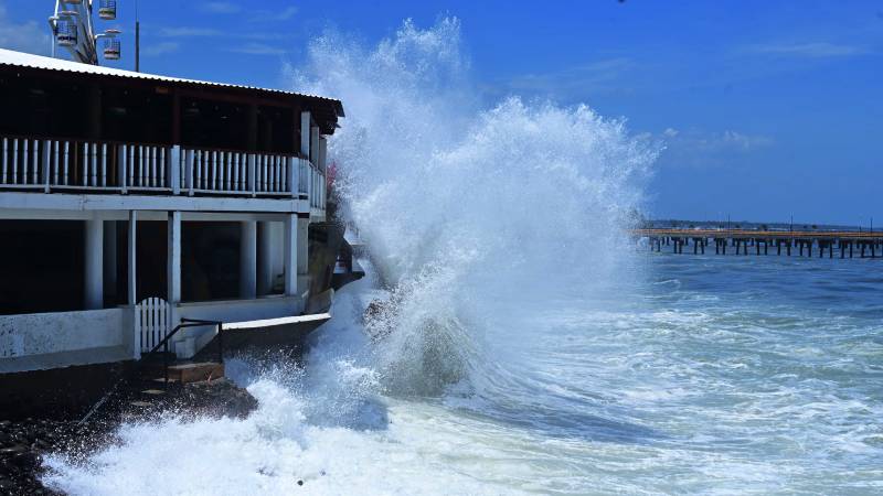 Marea Alta en El Majahual el Puerto de la Libertad, La Libertad.