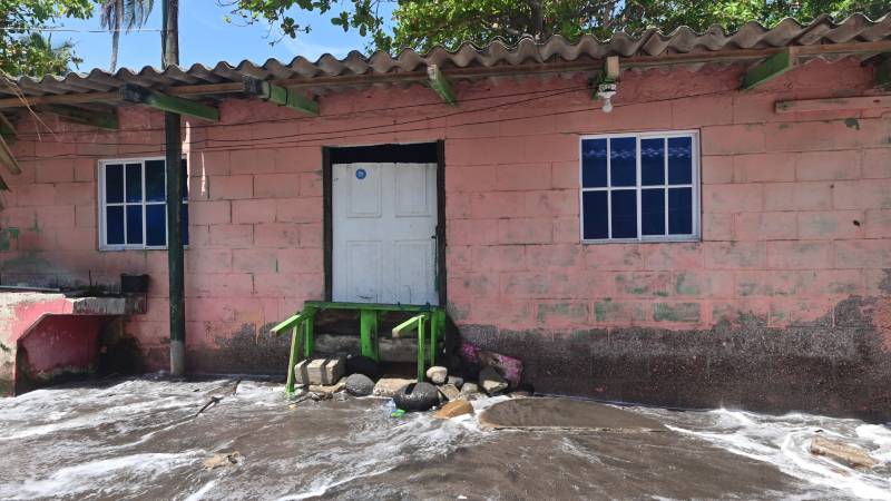 Marea Alta en El Majahual el Puerto de la Libertad, La Libertad.