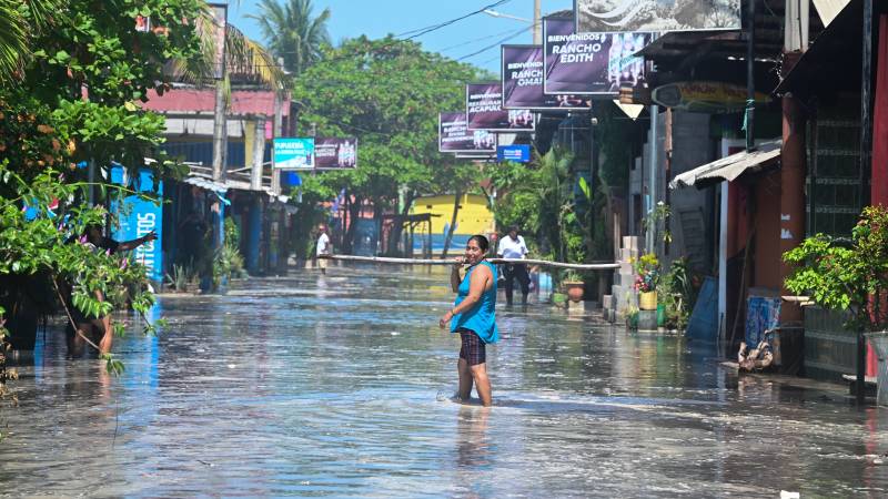 Marea Alta en El Majahual el Puerto de la Libertad, La Libertad.