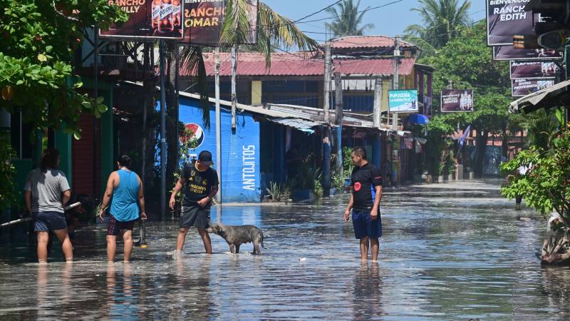 Marea Alta en El Majahual el Puerto de la Libertad, La Libertad.