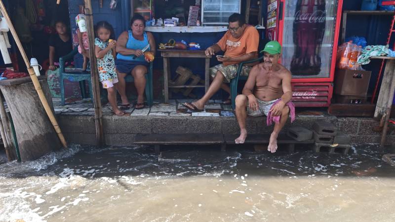 Marea Alta en El Majahual el Puerto de la Libertad, La Libertad.