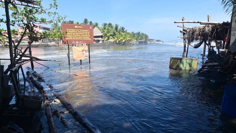 Marea Alta en El Majahual el Puerto de la Libertad, La Libertad.