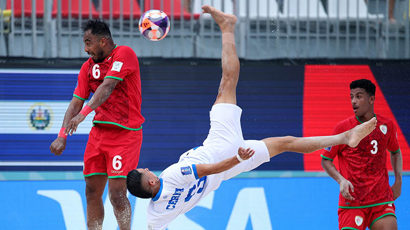 Emerson Cerna de El Salvador en jugada con Mushel Al Araimi de Omán en la fecha 2 de la Copa del Mundo Seychelles 2025 en The Paradise Arena de Victoria, isla de Mahé. Foto: Cortesía La Selecta - FESFUT