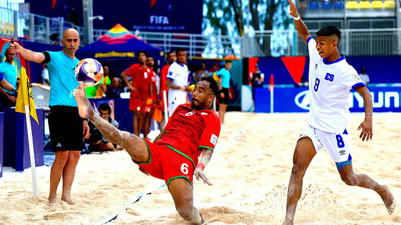 Andersson Castro de El Salvador en jugada con Mushel Al Araimi de Omán en la fecha 2 de la Copa del Mundo Seychelles 2025 en The Paradise Arena de Victoria, isla de Mahé. Foto: Cortesía La Selecta - FESFUT