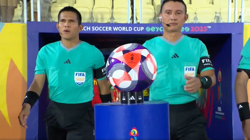 El árbitro salvadoreño, Gonzalo Carballo, en el partido de cuartos de final entre Brasil y España, en el Mundial de Playa Seychelles 2025. Foto: Cortesía - Captura FIFA
