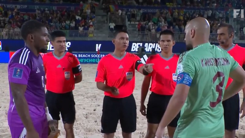Gonzalo Carballo, durante el partido entre Seychelles y Bielorrusia, en el Mundial de Fútbol Playa. Fotocaptura: Imagen de carácter ilustrativo y no comercial / https://www.fifa.com/en/watch/uZXJXyIssKwEMNSHIZHe7