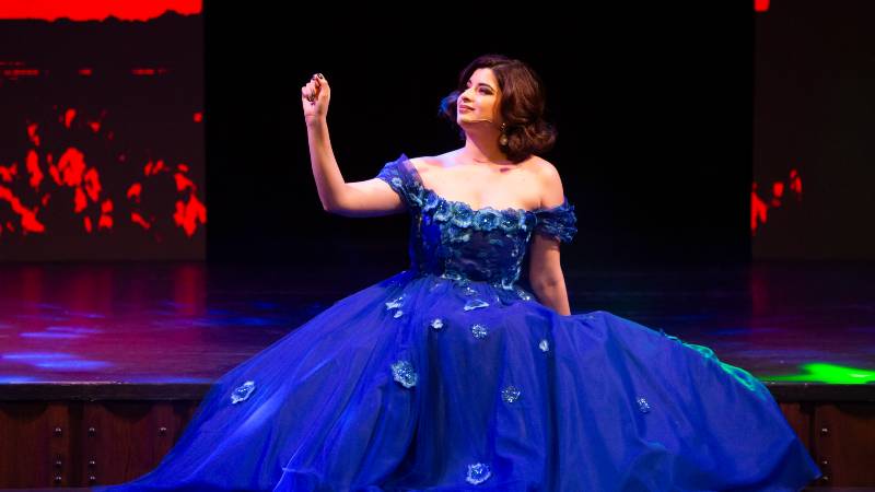 Imagen de archivo de la soprano salvadoreña en plena actuación.  / 