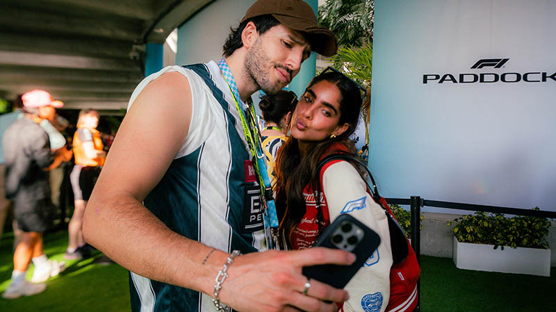 El cantante Sebastián Yatra y la influencer Isabella Ladera, durante el Gran Premio de Miami de la Fórmula 1 en el Autódromo Internacional de Miami. Foto EDH / Julio Portillo, enviado especial desde Miami