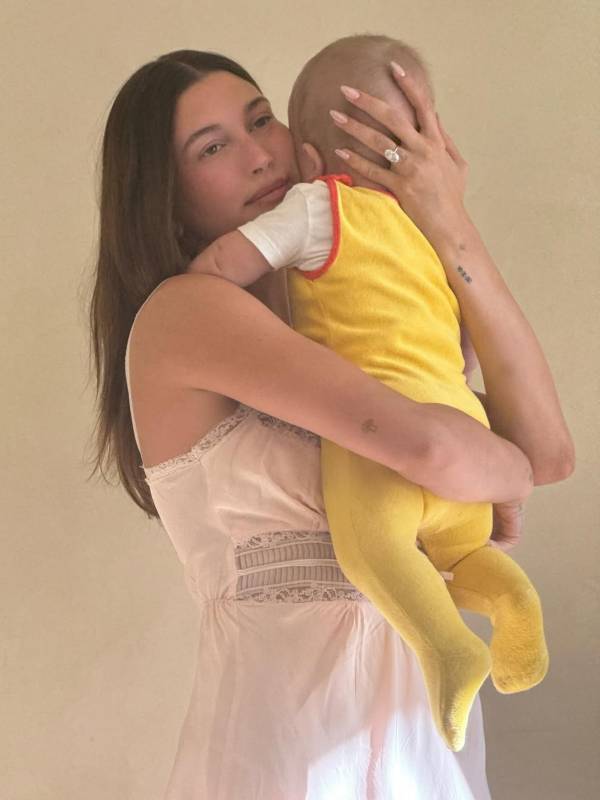 Hailey Bieber con su bebé