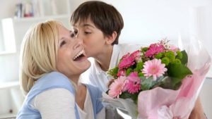 Hijo regala flores a su mamá