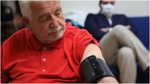 Personal médico toma la presión arterial en una clínica del sistema público, una de las acciones clave del modelo HEARTS impulsado por la OPS.