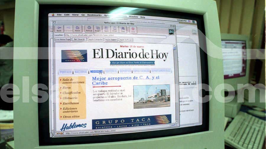 Monitor de computadora antigua de los años 90 mostrando el sitio web de El Diario de Hoy en el navegador Netscape Navigator.