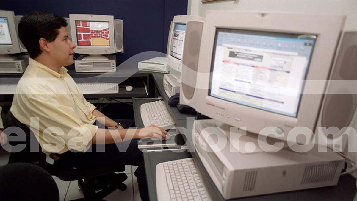 Usuario utilizando una computadora Compaq con monitor de tubo en una de las primeras salas de navegación por internet.