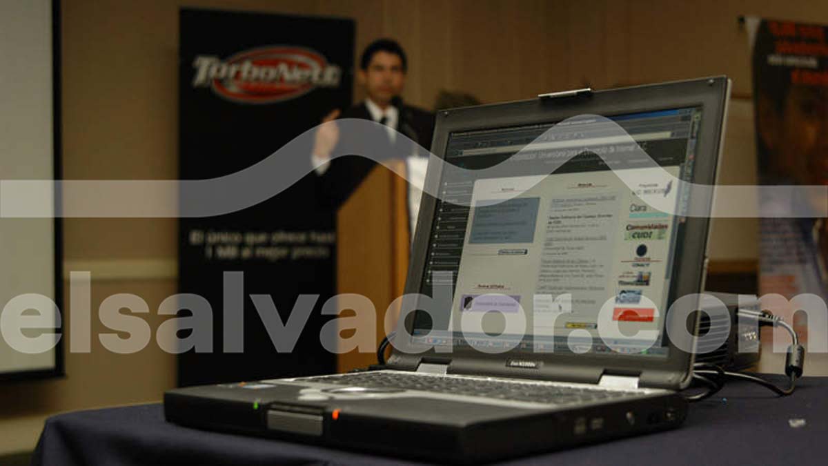 Computadora portátil antigua en primer plano durante una conferencia de prensa de presentación de servicios de internet TurboNett.