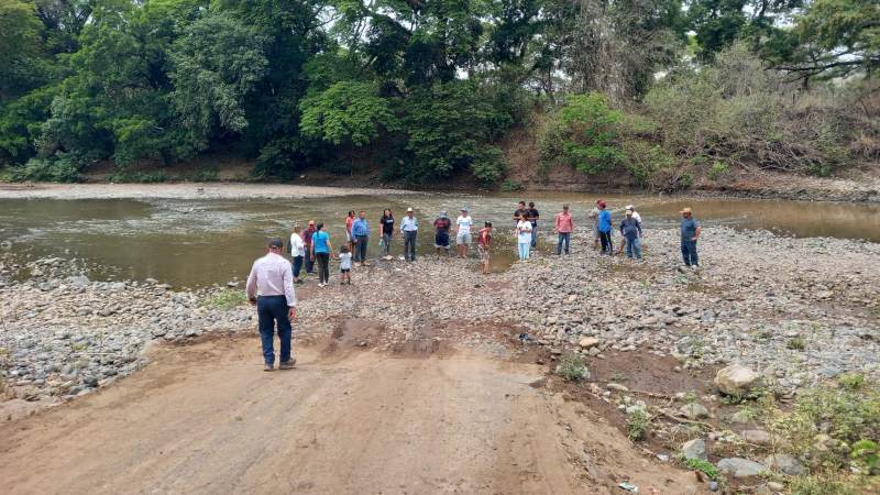 Habitantes del cantón San Antonio Chávez se reunieron para evidencia la problemática en la que viven por la falta de un puente sobre el Río Grande. / 