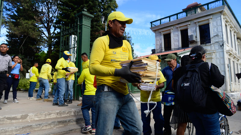 Privados de libertad que estarían en fase de confianza participan en trabajos y remodelaciones del gobierno, como el hospital Rosales. Foto Jessica Orellana