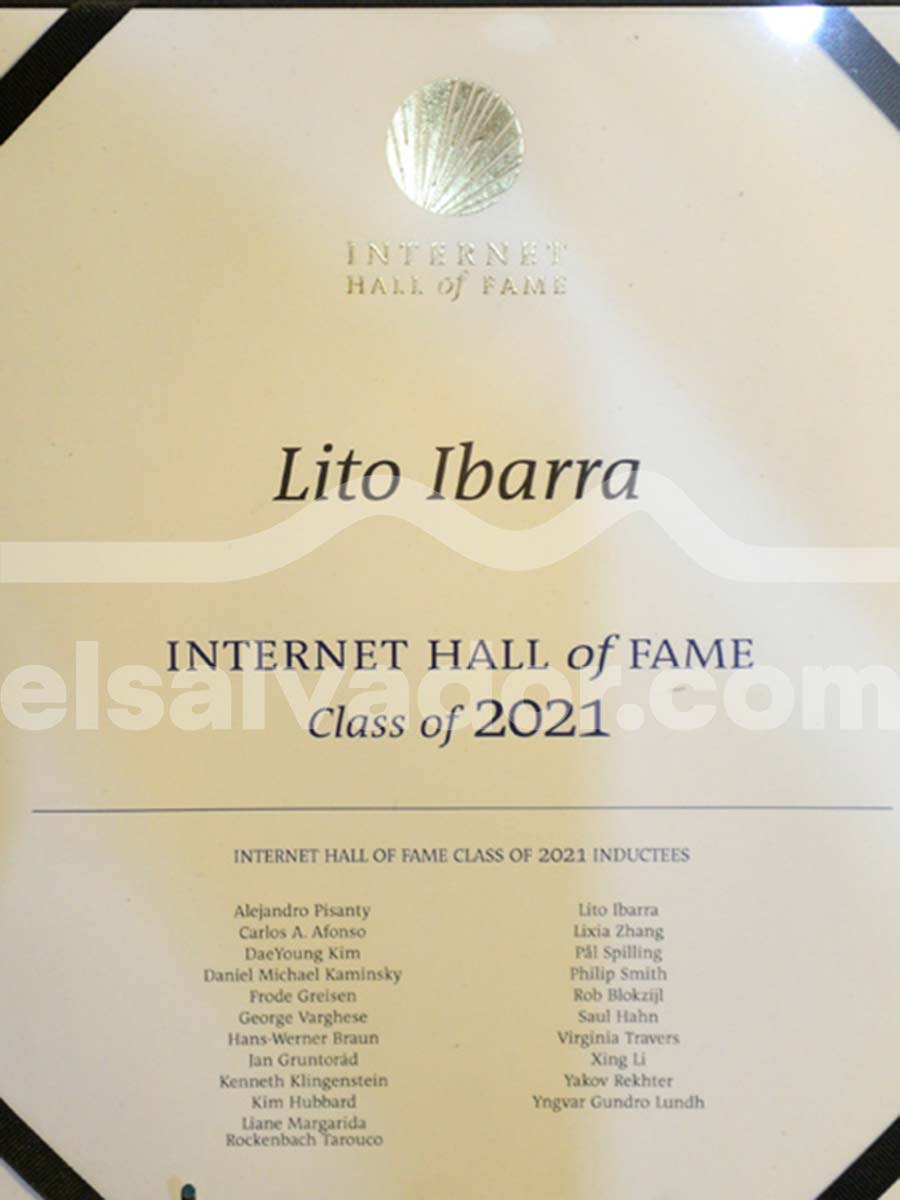 Certificado oficial del Internet Hall of Fame Clase de 2021 otorgado al salvadoreño Lito Ibarra por sus aportes al desarrollo de la red.