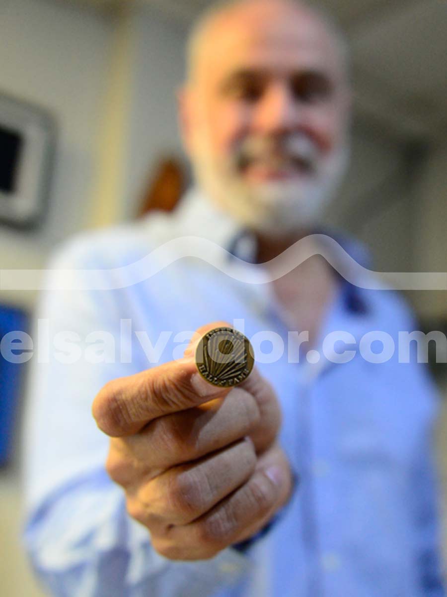 Primer plano de la medalla conmemorativa del Internet Hall of Fame sostenida por Lito Ibarra en El Salvador.