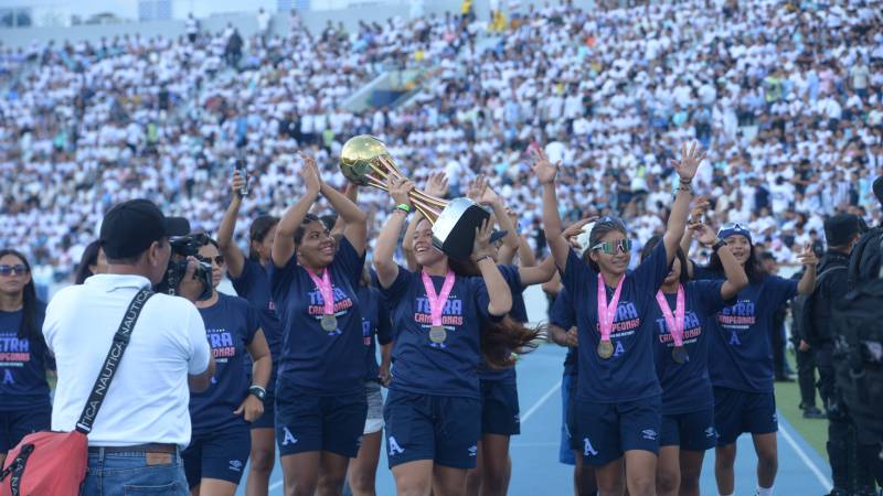 Alianza Woman, celebran el campeonato femenino del Torneo de Clausura 2025. 
Foto EDH/ Jorge Reyes / 
