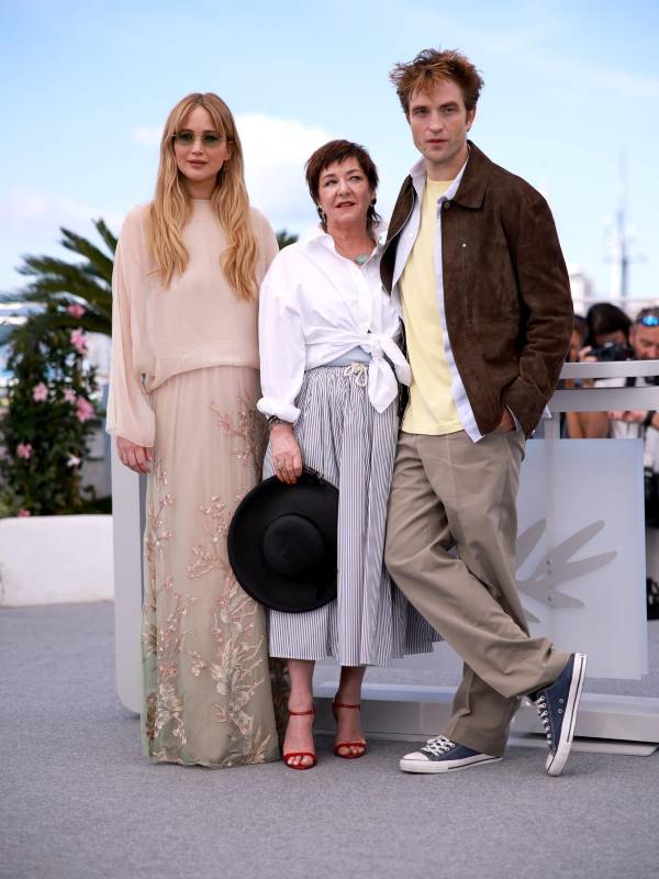 Jennifer Lawrence, la director Lynne Ramsay y Robert Pattinson en Cannes 2025