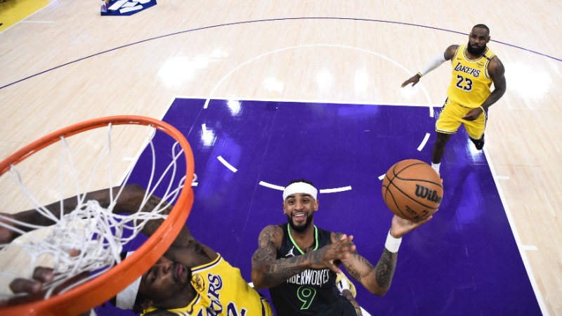Los Lakers de Los Ángeles perdieron con los Timberwolves por 4-1 en la serie 1 de playoffs en la NBA. Foto EDH/AFP.