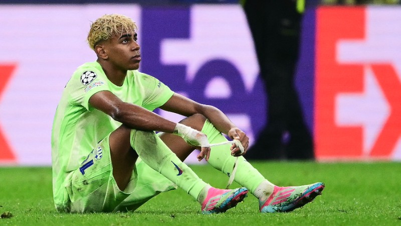 Lamine Yamal se lamenta tras quedar eliminado con el Barcelona en Champions. Foto EDH/AFP.