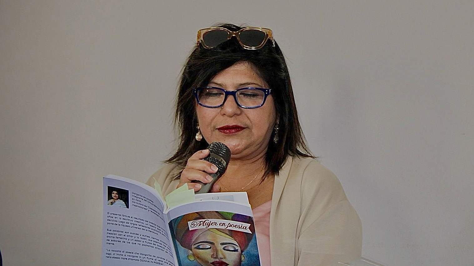 La escritora salvadoreña Margarita de Jandre, residente de Italia, ha lanzado su nuevo poemario 