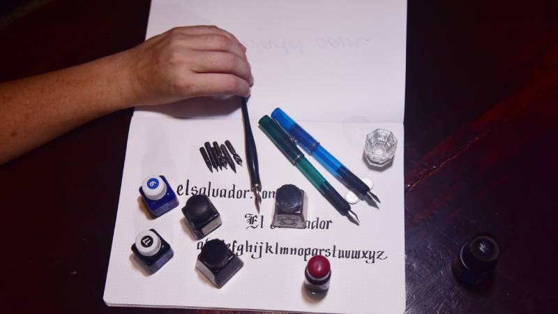 Debbie Buitrago caligrafía El Salvador