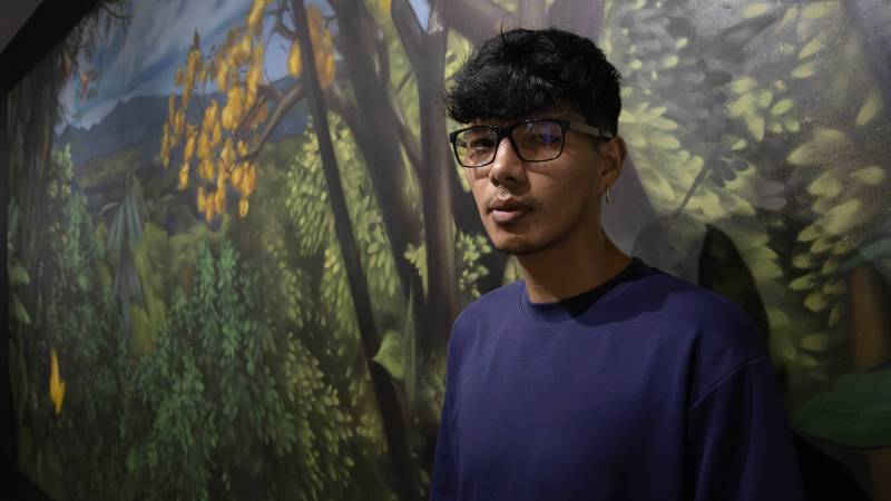 Madjer Linares junto a su obra de graffiti en el Marte