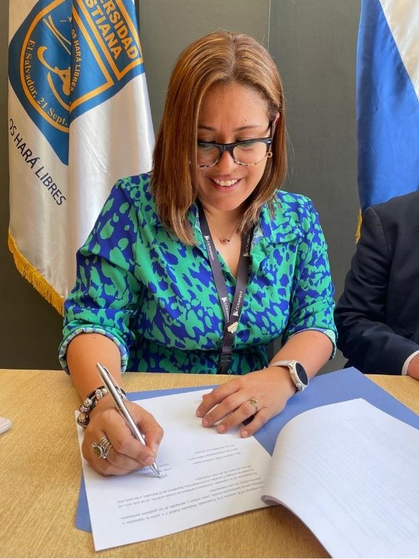 Marta Sigarán convenio con la Universidad Cristiana Asamblea de Dios