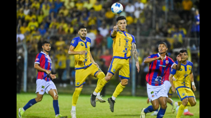 Cabezazo y gol. Marvin Ramos (c) mete un frentazo que fue el 1-0 ante FAS, en la semifinal de vuelta. Foto: EDH Francisco Rubio
