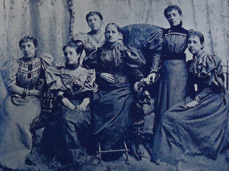 Mercedes Ramírez de Meléndez y sus hijas