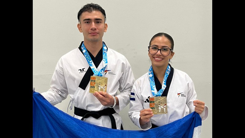 Monica Campos y Elías Ruiz posan con sus medallas de oro en la modalidad de Parejas Mixtas en Poomsae del Rio Open G2 2025. Foto: Cortesía Federación Salvadoreña de Taekwondo