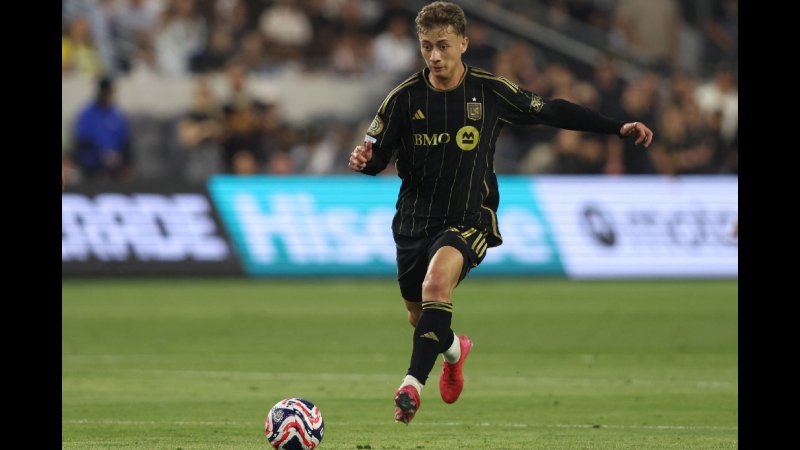 Nathan Ordaz #27 de Los Angeles FC controla el balón durante el partido de clasificación para la Copa Mundial de Clubes de la FIFA 2025 entre Los Angeles Football Club y el Club América en el Estadio BMO el 31 de mayo de 2025 en Los Ángeles, California. Foto: AFP