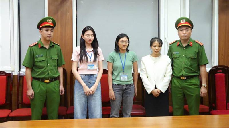 La modelo e 'influencer' vietnamita Nguyen Thuc Thuy Tien (2i) ha sido arrestada por las autoridades del país, acusada de fraude al consumidor en un caso de producción, promoción y venta de suplementos alimenticios que aseguraba que contenían una cantidad de fibra superior a la real. / 