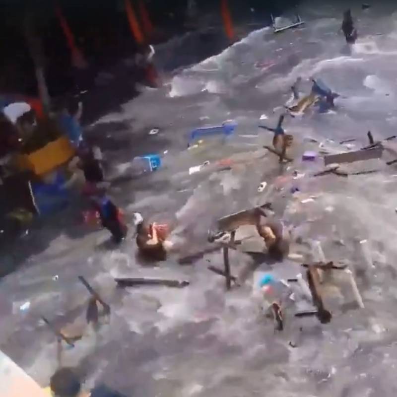 Oleaje fuerte playa Majahual