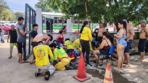 Oleaje fuerte playa Majahual