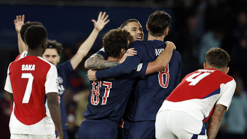 Los jugadores del PSG celebran su victoria en el partido de vuelta de las semifinales de la UEFA Champions League entre el Paris Saint-Germain y el Arsenal FC, en París, Francia, el 7 de mayo de 2025. Foto EFE/Yoan Valat