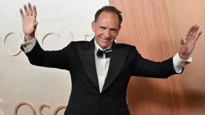 Ralph Fiennes se suma al elenco liderado por Joseph Zada (Haymitch Abernathy) ​​y Whitney Peak (Lenore Dove Baird), en el que también participará Maya Hawke (
