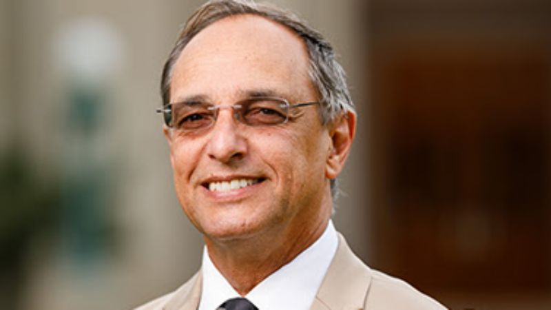 Julio César Pérez-Hernández, autor del libro.