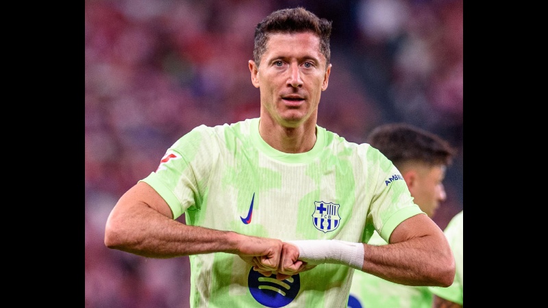 El delantero polaco del Barcelona Robert Lewandowski (c) celebra tras marcar el segundo gol de su equipo durante el partido de la última jornada de LaLiga EA Sports, entre el Athletic Club y el FC Barcelona, este domingo en el estadio de San Mamés. Foto: EFE/ Javier Zorrilla