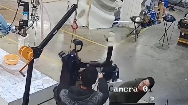 En un video que se viralizó en la red social X se observa a un robot intentando atacar a unos trabajadores. / 