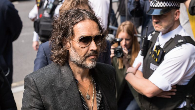 Russell Brand mientras abandona el Tribunal de la Corona de Southwark. / 
