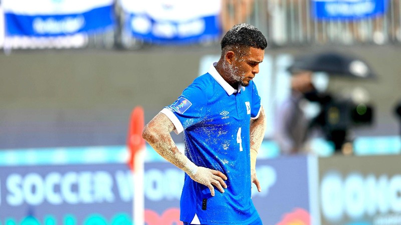 Melvin González, de la Selecta Playera, se lamenta en el juego ante Italia. Foto EDH/Cortesía INDES.