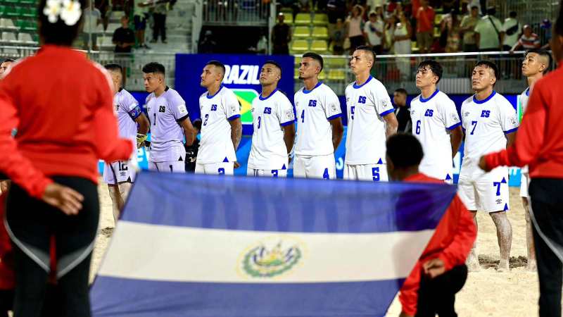 Los guerreros de fútbol playa durante los himnos nacionales ante Brasil. Foto: Indes.