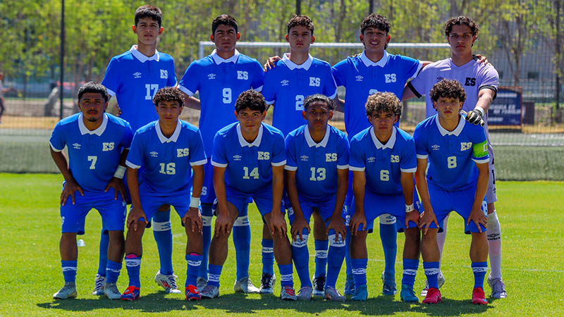 La Selecta Sub-17 antes de un partido amistoso en México. Foto: Cortesía La Selecta - Fesfut
