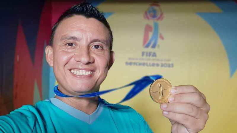 El árbitro de playa salvadoreño, Gonzalo Carballo, orgulloso en su selfie con su medalla del Mundial de Seychelles. Foto: Cortesía Gonzalo Carballo.