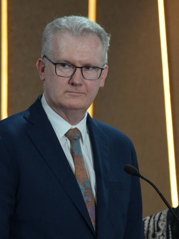 Ministro Tony Burke de Australia